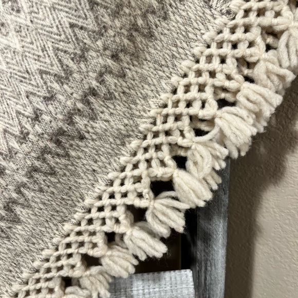 NWOT WOOL w/KNIT TASSELS PONCHO/SHAWL - Picture 2 of 8